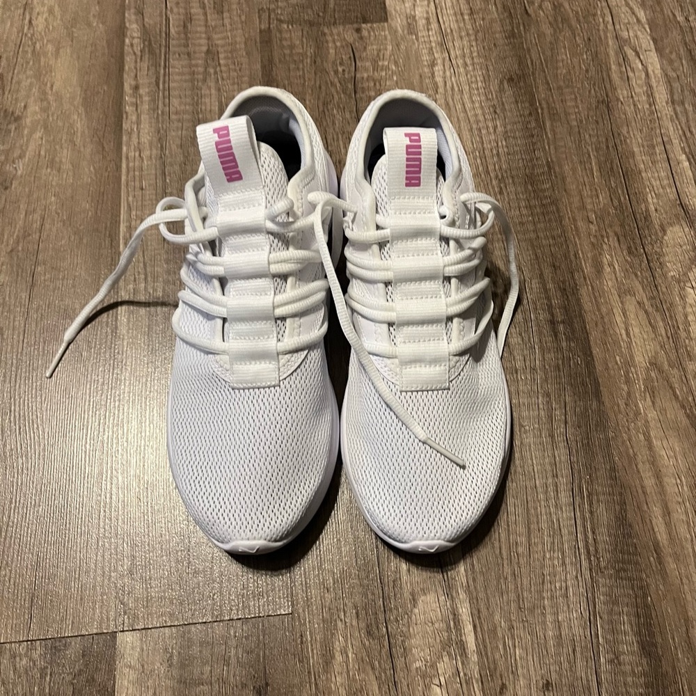 🛍️NWOT - Puma White With Pink Shoes - Size 8.5